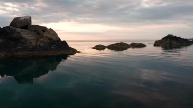Bulgaristan 'ın Karadeniz güney kıyısındaki kayalık bir sahil şeridinde gün doğumunda insansız hava aracı uçuşu