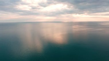 Sabah sakin bir deniz ve güzel bir gündoğumu - Karadeniz, Bulgaristan