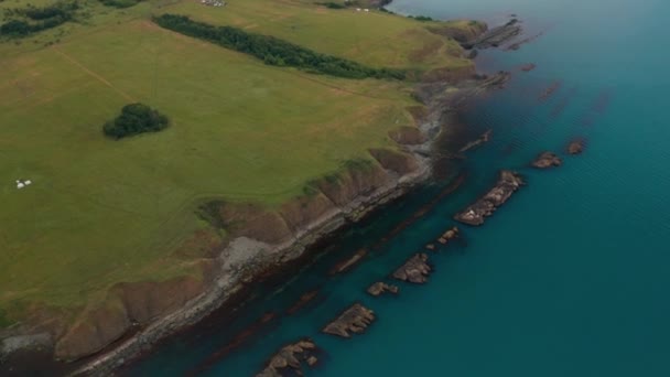 Drone Flyvning Omkring Malerisk Klippekyst Med Små Vilde Strande Grønne – Stock-video