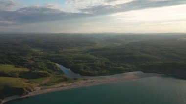 Bulgaristan 'ın Karadeniz güney kıyısında küçük vahşi plajları, yeşil çayırları ve ormanları olan pitoresk kayalık bir sahil şeridi etrafında insansız hava aracı uçuşu