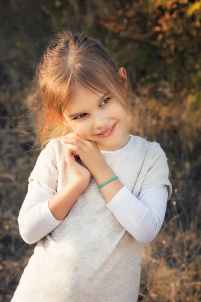 Bir Sonbahar Tarlasında Oynayan Sevimli Küçük Kızın Portresi — Stok fotoğraf