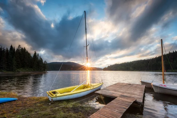 木製の橋やボートと山の湖の美しい日の出ビュー — ストック写真