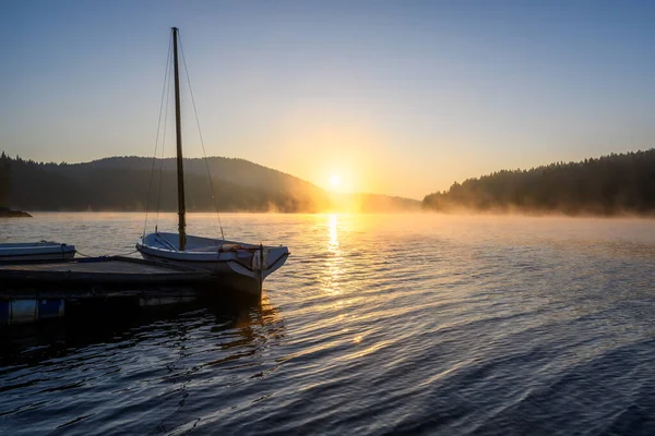 木製の橋やボートと山の湖の美しい日の出ビュー — ストック写真
