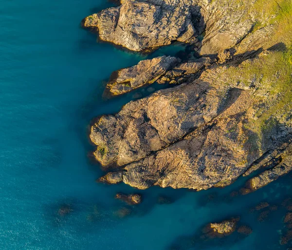 Yeşil sular, Karadeniz kıyıları ve Bulgaristan 'la çevrili güzel deniz kayalıkları üzerindeki hava manzarası