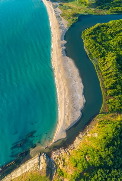 Прекрасный Песчаный Пляж Окруженный Морскими Волнами Одной Стороны Другой Рекой — стоковое фото