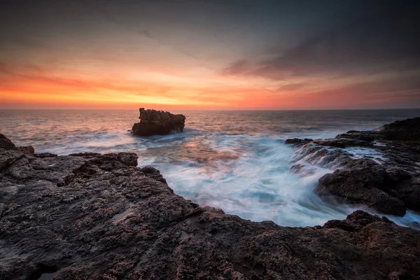 Stormachtige Zee Met Vurige Zonsopgang Hemel Aan Een Rotsachtige Kustlijn — Stockfoto