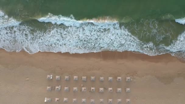 Vídeo Sobre Uma Bela Praia Vazia Areia Com Canudos Espreguiçadeiras — Vídeo de Stock
