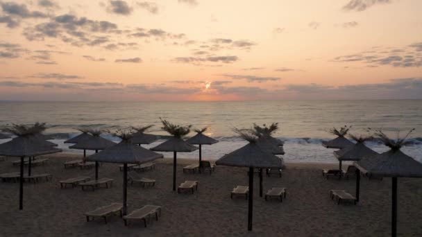 Відео Сонячними Відтінками Лежаками Порожньому Піщаному Пляжі Сході Сонця — стокове відео