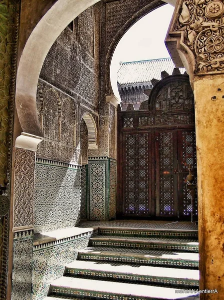 宫殿和清真寺内部大厅和阿卢斯 — 图库照片