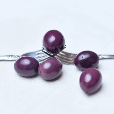 Salatalık turşusu, salatalık, limon ve biber az tuzlu organik salatalık aperatifi. Organik, sağlıklı yiyecek. Tahta beyaz arka planda, çatalla taze sebze turşusu.