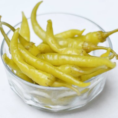 Salatalık turşusu, salatalık, limon ve biber az tuzlu organik salatalık aperatifi. Organik, sağlıklı yiyecek. Tahta beyaz arka planda, çatalla taze sebze turşusu.