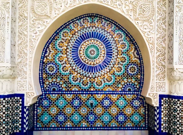 Fas girdabı mozaik dekorasyonu. Geleneksel Arap İslami cami motifi. Cami dekorasyonu ögesi