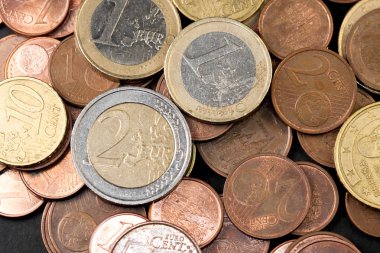 Siyah bir arka plan üzerinde dağınık Avrupa sikke farklı miktarlarda.