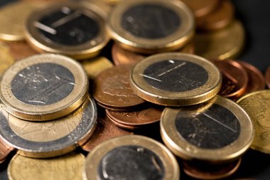 Siyah bir arka plan üzerinde dağınık Avrupa sikke farklı miktarlarda.