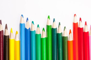 Beyaz arka plan üzerinde renkli kalemler Satır, farklı renkli kalemler takdir edilmektedir. Okula geri dön.