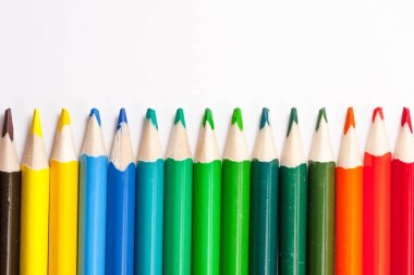 Beyaz arka plan üzerinde renkli kalemler Satır, farklı renkli kalemler takdir edilmektedir. Okula geri dön.