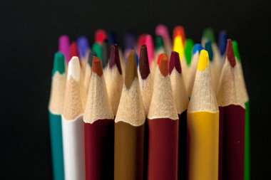 Siyah arka plan üzerinde dikey renkli kalemler gruplandırma. Okula geri dön.