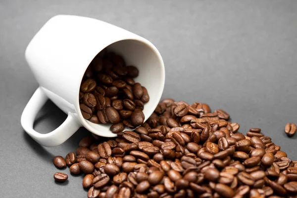 Siyah arka plan ile kahve bitkisi meyveile taze çekilmiş kavrulmuş kahve çekirdekleri.