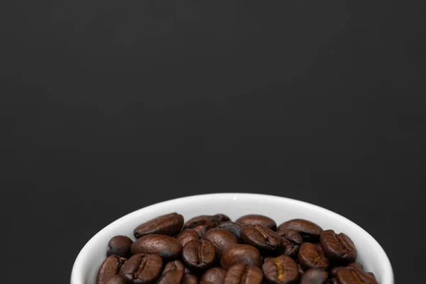 Grains de café torréfiés fraîchement moulus avec des fruits de plante de café, plein de grains . — Photo