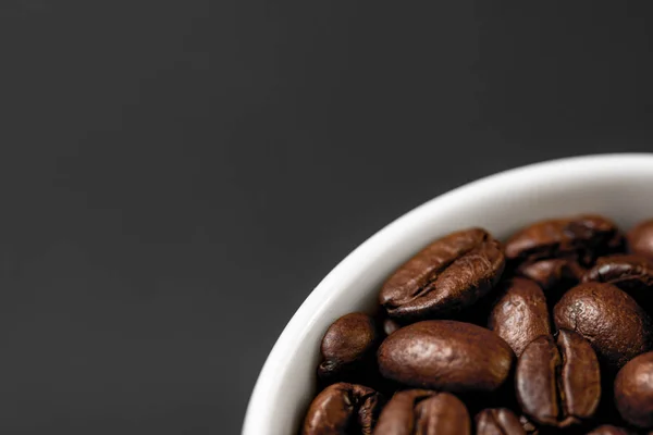 Grains de café torréfiés fraîchement moulus avec des fruits de plante de café, plein de grains . — Photo