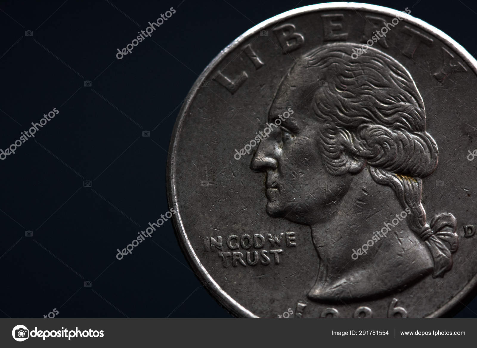 Mão de homem segurando uma moeda americana de prata, close-up de um quarto  de dólar moeda isolada sobre preto. Saco, dólares . — Foto © BRedShots  #291781554, image size:1600x1167