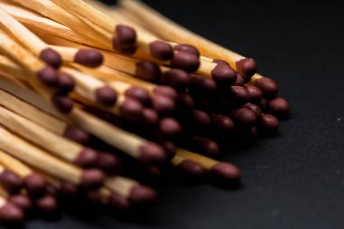 Maç çubukları üst üste birikmiş. Eşleşin çubukları ve siyah arka plan.