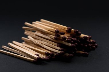 Maç çubukları üst üste birikmiş. Eşleşin çubukları ve siyah arka plan.