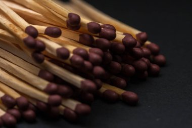 Maç çubukları üst üste birikmiş. Eşleşin çubukları ve siyah arka plan.