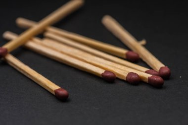 Maç çubukları üst üste birikmiş. Eşleşin çubukları ve siyah arka plan.