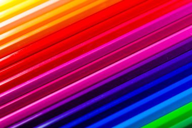 Düz bir taban üzerinde, renk göre sıralanmış tüm renklerde Ahşap kalemler. Eğitim ve okula dönüş.