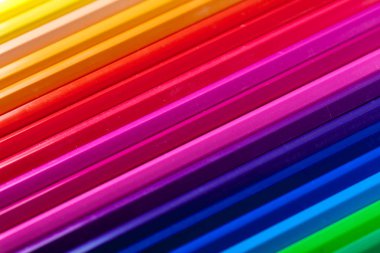 Düz bir taban üzerinde, renk göre sıralanmış tüm renklerde Ahşap kalemler. Eğitim ve okula dönüş.