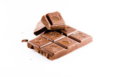 Beyaz bir arka plan üzerinde doğranmış tatlı çikolata, çikolata ons.