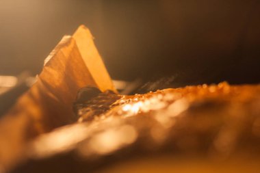 Fırının dışından bir manzara, bir kağıt parçasının üzerinde bir pasta pişirilir. Fırında gıdalar