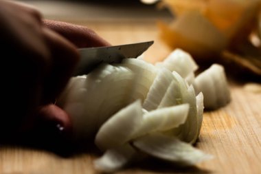 Kişi pişirme, hafif bir ahşap taban üzerinde bir soğan dilimleme. Pişir.