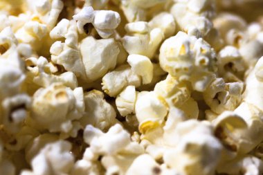 Tereyağıyla beyaz patlamış mısır, patlamış mısır miktarı. Film akışı.