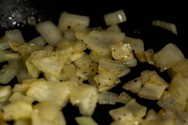 Kişi tavadan soğan kaldırarak pişirme ... Yemek.