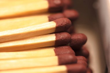 Açık kibrit kutusu, aynı kutuda düzenlenmiş maçlar. Ateş yok.