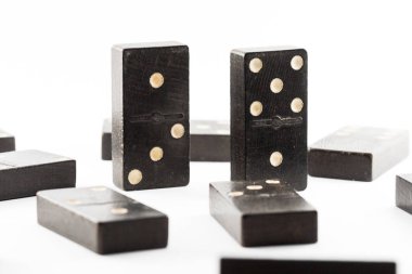 Domino farklı şekillerde, siyah, beyaz arka plan üzerinde oluştu. Domino oyunu.