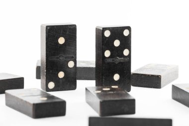 Domino farklı şekillerde, siyah, beyaz arka plan üzerinde oluştu. Domino oyunu.