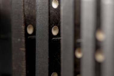 Domino farklı şekillerde, siyah, siyah arka plan üzerinde konumunu şekillendirdi. Domino oyunu.