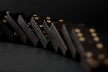 Domino farklı şekillerde, siyah, siyah arka plan üzerinde konumunu şekillendirdi. Domino oyunu.