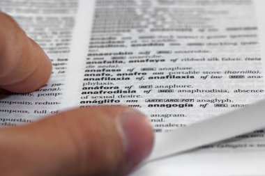 Kitap sayfaları, rastgele sayfalara göre açık kitap. Beyaz arka plan üzerinde bulunan.