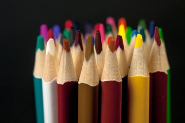 Siyah arka plan üzerinde dikey renkli kalemler gruplandırma. Okula geri dön.