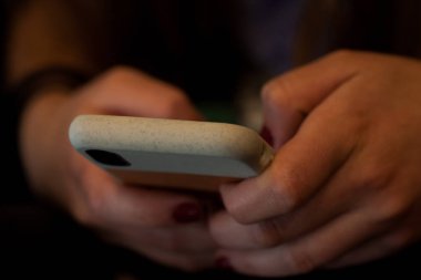 Cep telefonunda yazan kişinin elleri, kadın yazma, kentsel teknoloji.