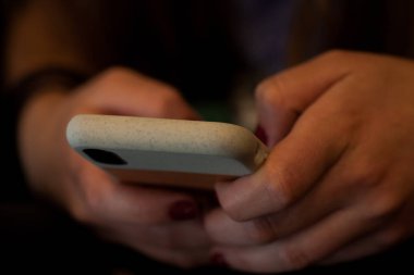 Cep telefonunda yazan kişinin elleri, kadın yazma, kentsel teknoloji.