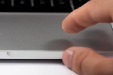 Parmaklı taşınabilir dokunmatik yüzeyi kapatın. Ofis çalışmaları.