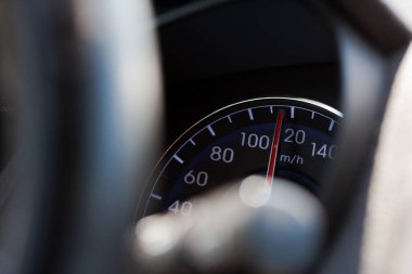 Hız işaretleme aracın hız göstergesi, makro, teknoloji ve trafik ile odaklanmış.