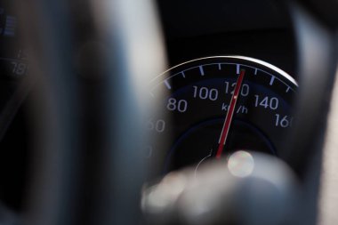 Hız işaretleme aracın hız göstergesi, makro, teknoloji ve trafik ile odaklanmış.