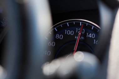 Hız işaretleme aracın hız göstergesi, makro, teknoloji ve trafik ile odaklanmış.