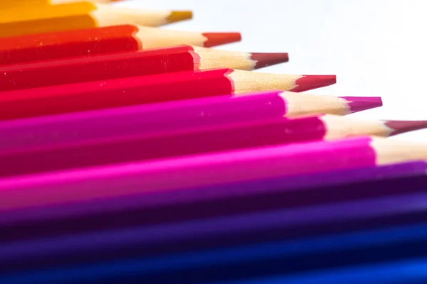 Houten potloden in alle kleuren gesorteerd op kleur, op een vlakke basis. Onderwijs en terug naar school. — Stockfoto